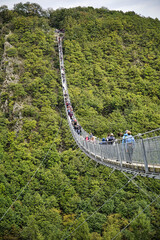Touristen laufen &uuml;ber die H&auml;ngeseilbr&uuml;cke Geierlay im Hunsr&uuml;ck, Rheinland-Pfalz