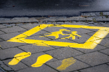 Symbol f&uuml;r Schulweg als Stra&szlig;enmarkierung