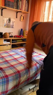Arreglando y haciendo la cama en dormitorio