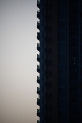 夕焼け空に浮かぶベランダの輪郭