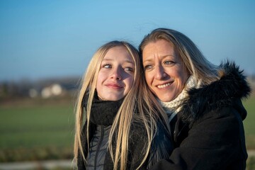 M&egrave;re et fille proche lors d'une balade en ext&eacute;rieur en hiver