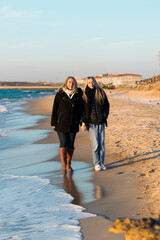 balade d'une m&egrave;re et sa fille en hiver au bord de mer
