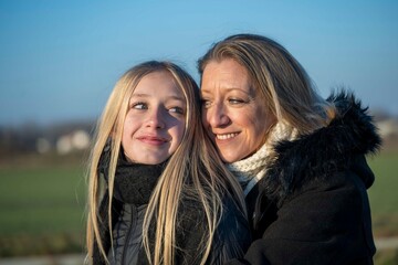 portrait affectueux entre une m&egrave;re et sa fille au soleil d'hiver