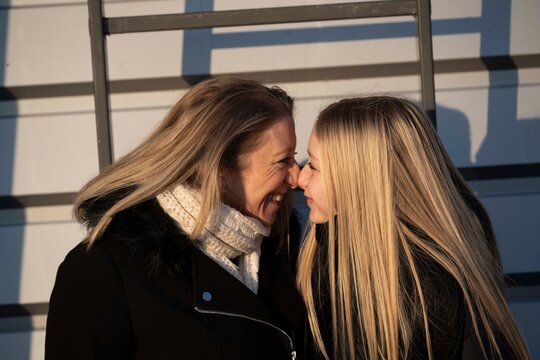 bisous esquimaux entre m&egrave;re et fille, calin de famille