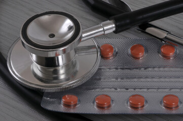 Blister de comprim&eacute;s avec un st&eacute;thoscope en gros plan