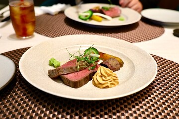 メインディッシュ　牛もも肉のグリル　コース料理　ディナー　会食　ジャングリア沖縄