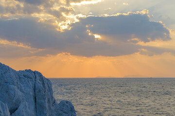 夕焼け空と海が広がる白崎海洋公園の海景色