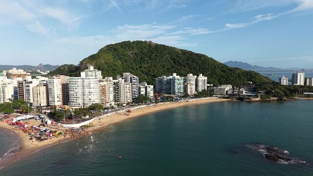 Imagem a&eacute;rea da praia da costa em Vila Velha com o morro do Moreno ao fundo durante um evento esportivo de nata&ccedil;&atilde;o. Esporte aqu&aacute;tico no litoral do Esp&iacute;rito Santo.