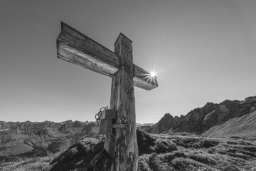 Bergkreuz am Koblat-Höhenweg, bei Laufbichelsee, Allgäu Alps, Allgäu, Bavaria, Germany