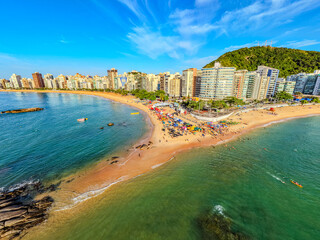 Imagem a&eacute;rea da praia da costa em Vila Velha com o morro do Moreno ao fundo durante um evento esportivo de nata&ccedil;&atilde;o. Esporte aqu&aacute;tico no litoral do Esp&iacute;rito Santo.