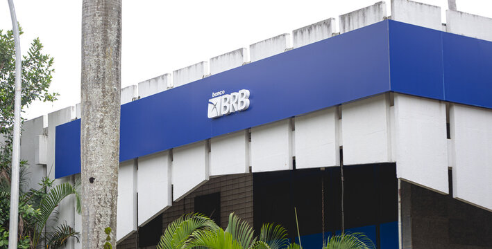 BRB - Banco de Bras&iacute;lia. Logo do BRB em uma ag&ecirc;ncia na capital do Brasil. 20 de Dezembro, Bras&iacute;lia - Distrito Federal - Brasil. Banco Regional de Bras&iacute;lia. 