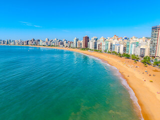 Imagem a&eacute;rea da praia da costa em Vila Velha com o morro do Moreno ao fundo durante um evento esportivo de nata&ccedil;&atilde;o. Esporte aqu&aacute;tico no litoral do Esp&iacute;rito Santo.