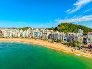 Imagem a&eacute;rea da praia da costa em Vila Velha com o morro do Moreno ao fundo durante um evento esportivo de nata&ccedil;&atilde;o. Esporte aqu&aacute;tico no litoral do Esp&iacute;rito Santo.