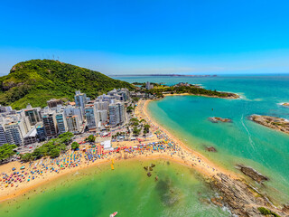 Imagem a&eacute;rea da praia da costa em Vila Velha com o morro do Moreno ao fundo durante um evento esportivo de nata&ccedil;&atilde;o. Esporte aqu&aacute;tico no litoral do Esp&iacute;rito Santo.