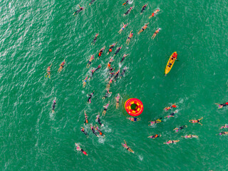 Imagem a&eacute;rea da praia da costa em Vila Velha com o morro do Moreno ao fundo durante um evento esportivo de nata&ccedil;&atilde;o. Esporte aqu&aacute;tico no litoral do Esp&iacute;rito Santo.