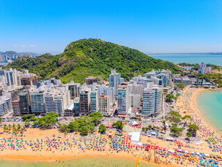 Imagem a&eacute;rea da praia da costa em Vila Velha com o morro do Moreno ao fundo durante um evento esportivo de nata&ccedil;&atilde;o. Esporte aqu&aacute;tico no litoral do Esp&iacute;rito Santo.