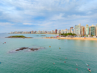 Imagem a&eacute;rea da praia da costa em Vila Velha com o morro do Moreno ao fundo durante um evento esportivo de nata&ccedil;&atilde;o. Esporte aqu&aacute;tico no litoral do Esp&iacute;rito Santo.