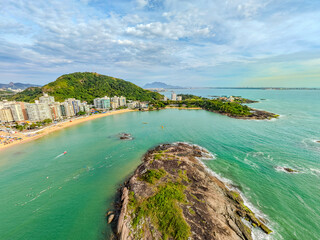 Imagem a&eacute;rea da praia da costa em Vila Velha com o morro do Moreno ao fundo durante um evento esportivo de nata&ccedil;&atilde;o. Esporte aqu&aacute;tico no litoral do Esp&iacute;rito Santo.