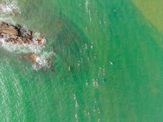Imagem a&eacute;rea da praia da costa em Vila Velha com o morro do Moreno ao fundo durante um evento esportivo de nata&ccedil;&atilde;o. Esporte aqu&aacute;tico no litoral do Esp&iacute;rito Santo.