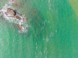 Imagem a&eacute;rea da praia da costa em Vila Velha com o morro do Moreno ao fundo durante um evento esportivo de nata&ccedil;&atilde;o. Esporte aqu&aacute;tico no litoral do Esp&iacute;rito Santo.