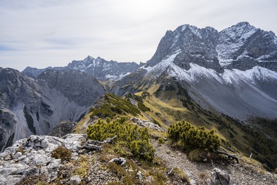 Hiking trail on the ridge of the Hahnkampl, mountain panorama with steep rocky peaks, view of Lamsenspitze peak, Karwendel Mountains, Alpenpark Karwendel, Tyrol, Austria