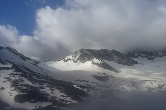Cloudy, atmospheric mountain landscape with glaciated mountain peaks, Dosso Largo summit with Schlegeiskees, Berliner H&ouml;henweg, Zillertal, Tyrol, Austria