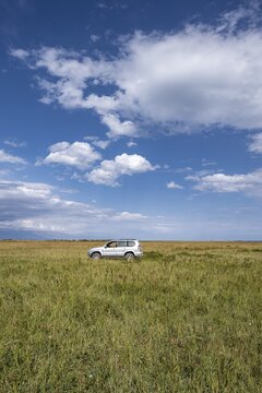 Car in open grassland under a wide sky, Yssykk&ouml;l, Kyrgyzstan