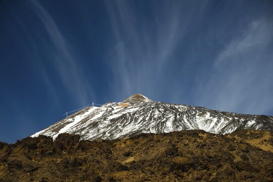 Feather clouds, Pico del Teide, 3718m, Parque Nacional de las Ca&ntilde;adas del Teide, Teide National Park, UNESCO World Heritage Site, Tenerife, Canary Islands, Spain