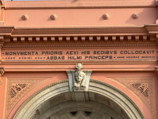 Obraz premium Cairo, Egypt - September 28, 2025: Architectural inscription and arch detail on Egyptian Museum facade main entrance