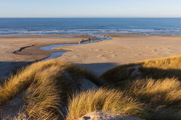 L&oslash;kken Strand mit D&uuml;nen und Bachm&uuml;ndung.