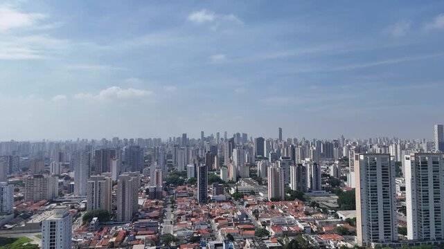 V&iacute;deo a&eacute;reo do skyline da cidade de S&atilde;o Paulo com grande concentra&ccedil;&atilde;o de pr&eacute;dios, evidenciando verticaliza&ccedil;&atilde;o, densidade urbana e a din&acirc;mica da maior metr&oacute;pole brasileira.