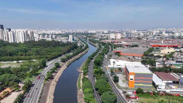 Vista a&eacute;rea da Marginal Tiet&ecirc; revela tr&aacute;fego intenso de ve&iacute;culos e a integra&ccedil;&atilde;o da via com a malha urbana de S&atilde;o Paulo.
