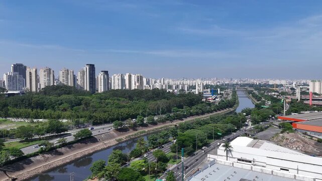 Filmagem a&eacute;rea mostrando a Marginal Tiet&ecirc; como principal corredor vi&aacute;rio de S&atilde;o Paulo, com intenso fluxo de ve&iacute;culos e complexa infraestrutura urbana.