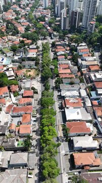 Vis&atilde;o a&eacute;rea de bairro residencial com casas e pr&eacute;dios evidencia a ocupa&ccedil;&atilde;o urbana, verticaliza&ccedil;&atilde;o e a diversidade arquitet&ocirc;nica da cidade.