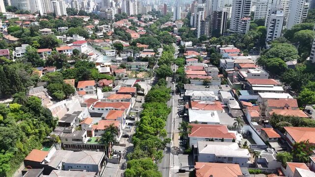 Imagem a&eacute;rea de &aacute;rea urbana com casas e edif&iacute;cios mostra a conviv&ecirc;ncia entre resid&ecirc;ncias, pr&eacute;dios e vias no tecido urbano da cidade.