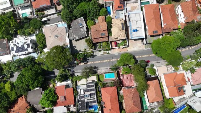 V&iacute;deo a&eacute;reo de bairro residencial mostrando casas, ruas organizadas e &aacute;reas verdes, destacando urbaniza&ccedil;&atilde;o, planejamento urbano e qualidade de vida em regi&atilde;o urbana.