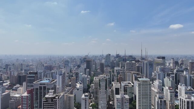 Filmagem a&eacute;rea de pr&eacute;dios no centro urbano evidenciando arquitetura, densidade construtiva e din&acirc;mica da maior metr&oacute;pole brasileira.
