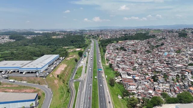 Vis&atilde;o a&eacute;rea da Rodovia Ayrton Senna mostra intenso fluxo de ve&iacute;culos e um importante eixo de mobilidade urbana e regional.