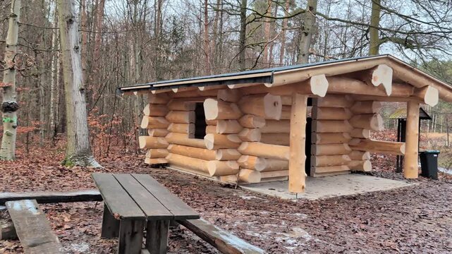 Neue Ratsbergh&uuml;tte in P&ouml;&szlig;neck neu errichtet nach Brandstiftung; Kameraschwenk von links nach rechts
