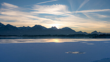 Obraz premium Sunset on Lake Hopfen in Bavaria Germany in Winter 2025 - Beautiful Alps with Great LIght and Ice. High quality photo
