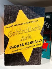Obraz premium Schindler's Ark by Thomas Keneally on a yellow star book cover display