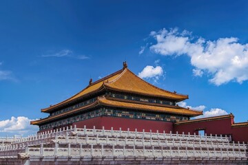 Obraz premium A stunning side view of the Hall of Supreme Harmony in Beijing's Forbidden City, showcasing traditional Chinese architecture under a clear blue sky.