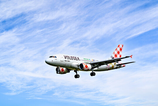 Barcelona, ​​Spain; April 5, 2025: Volotea Airbus A319 landing at Barcelona-El Prat Josep Tarradellas Airport
