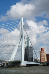 Fototapeta premium Rotterdam, Erasmusbrug und Hochhaus Maastoren