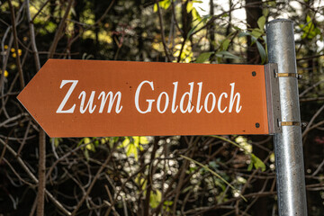 Wegweiser zu einer H&ouml;hle, Schweiz