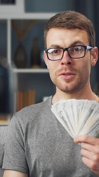 This man shares tips on making money through vlogs.
