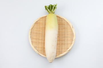 大根 かご 白背景