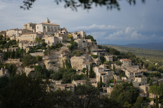 Vue panoramique sur le village proven&ccedil;al de Gordes au Luberon dans le sud de la France