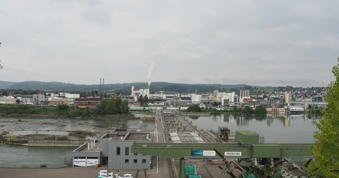 Rheinfelder Wasserkraftwerk mit Portalkran. Grosswasserkraftwerk Europas, zwischen dem Schweizer und dem deutschen Ufer. Im Hintergrund ein Aluminiumwerk von Rheinfelden (Baden)
