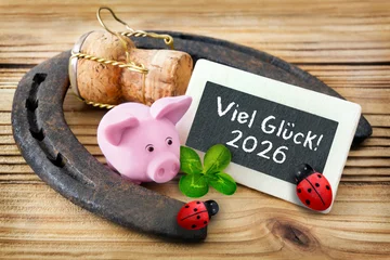 Fotobehang Ridders Glückssymbole mit Kleeblatt, Marzipanschweinchen und Hufeisen Viel Glück  2026  © PhotoSG